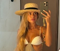 【小吧社交秀】胡梅尔斯女友海边惬意度假 瓦尔加秀身材